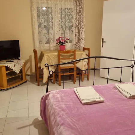 κεντρικό, άνετο και ζεστό * Kamena Vourla